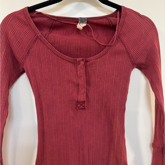 Free People We the Free Burgundy XS Ribbed Snap Henley Long Sleeve Tee Skater - Picture 3 of 9